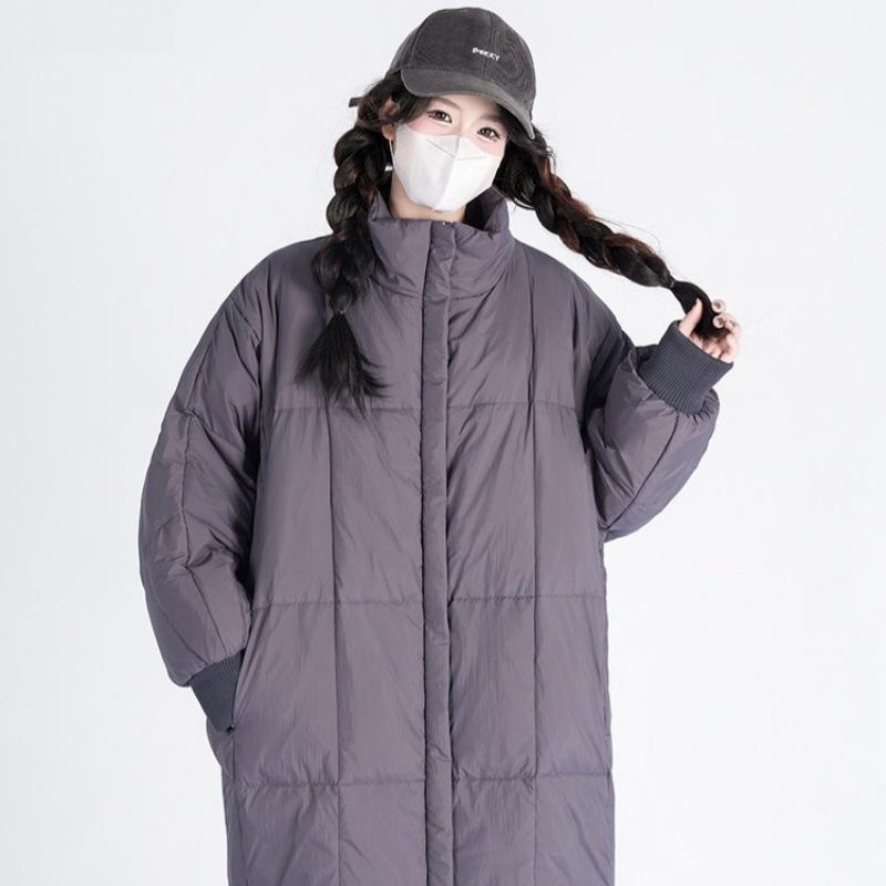 New down padded clothes for women's winter long padded jackets are loose over the knee and thickened padded jackets are trendy.