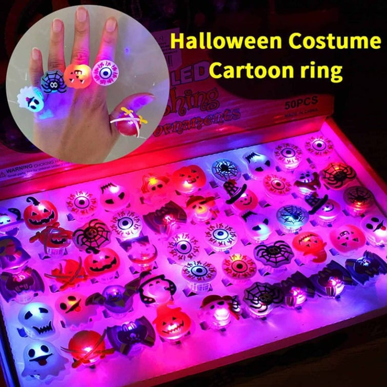 50 Stück LED-Leuchtringe Halloween-Party Leuchtende Ringe mit Hexen-, Kürbis- und Geisterdesigns Lustiges Geschenk für Kinder und Süßigkeitentüten-Füller