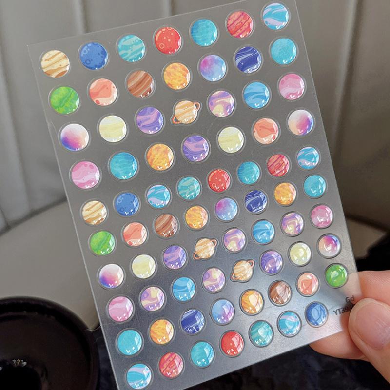 Samolepky na nehty s vesmírnou tématikou, Barevné designy mezihvězdných planet, Opakovaně použitelné samolepicí obtisky pro DIY manikúru, Perfektní dárek k svátku