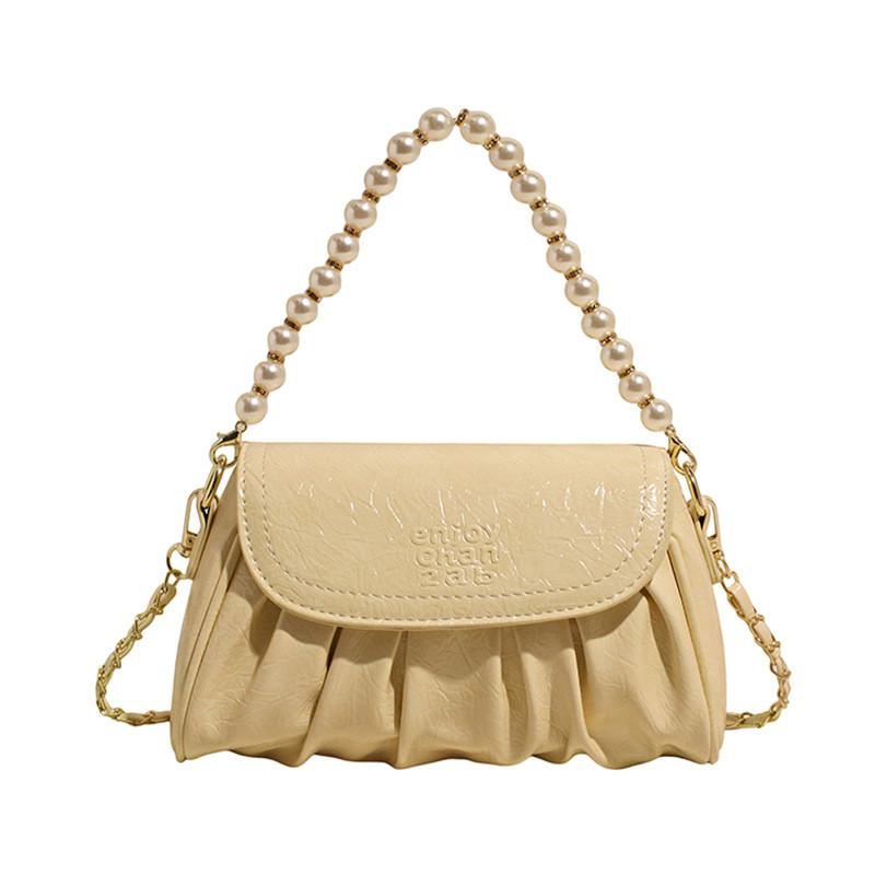 Clutch aus PU-Leder mit Kettenverzierung und Perlenapplikationen – das perfekte Accessoire für jeden Tag