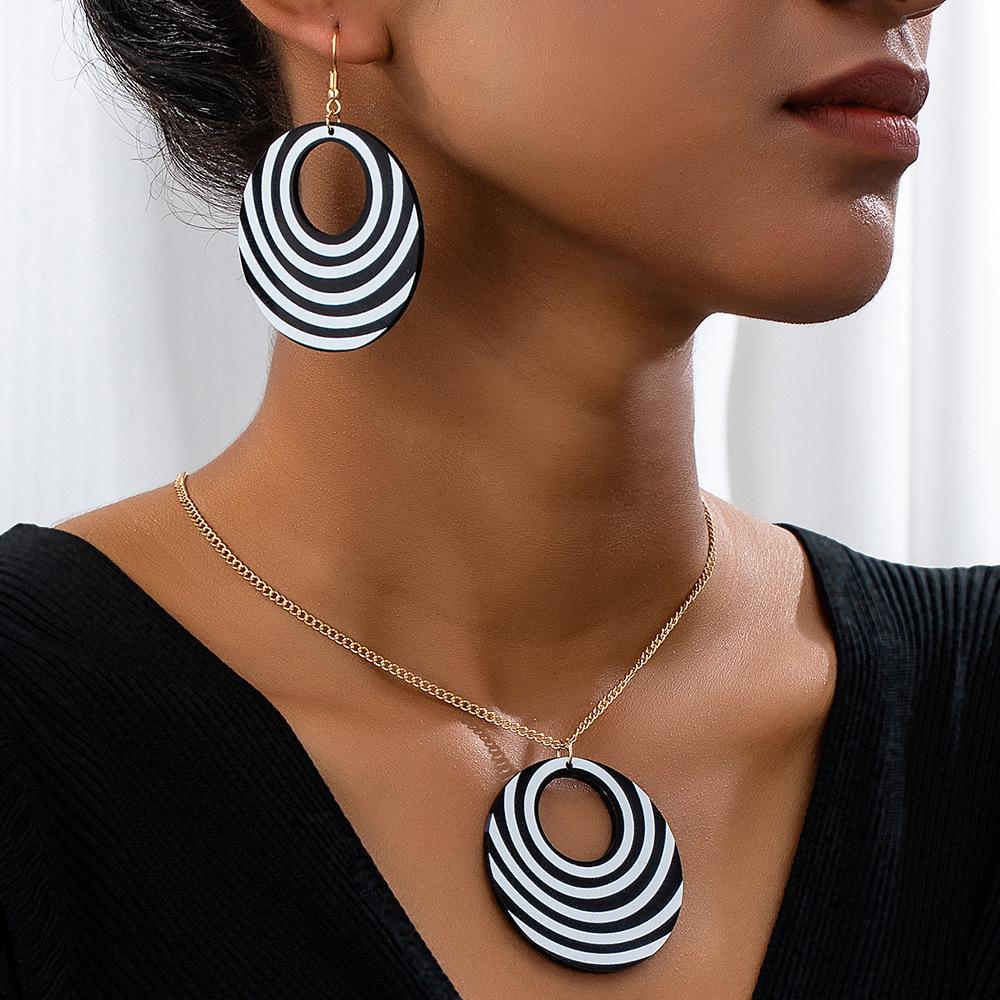 

Fashion Black White Striped Pendant Necklace Earrings Set for Ladies Hollow Out Round Earrings Zebra Pattern Pendant Necklace Set чёрный