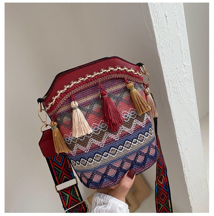 

Модная женская сумка 2025 новая супер огонь портативная персонализированная на плечо сумка-мессенджер плетеная сумка-ведро с бахромой красный