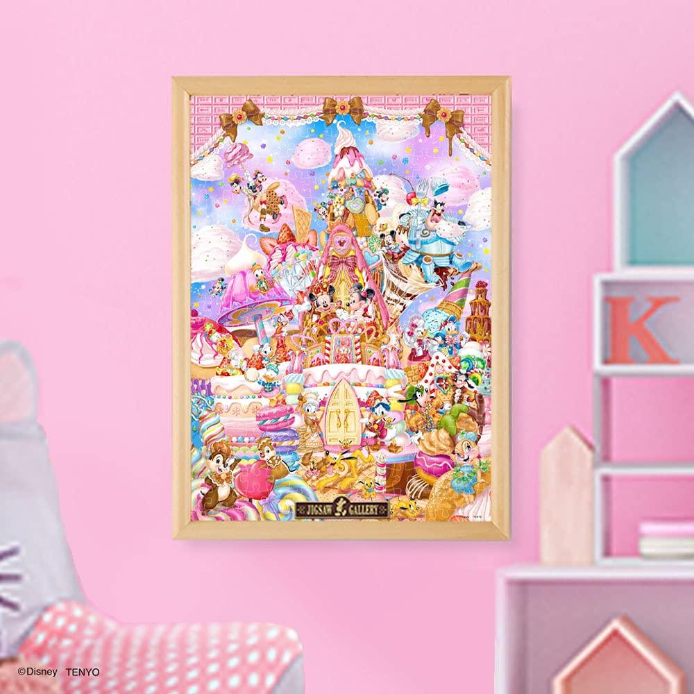 Tenyo [Vyrobeno v Japonsku] 300dílné puzzle Disney Mickey's Sweet Kingdom (Rozměr 30,5 x 43 cm) D-300-053 s lepidlem, špachtlí a servisní kartou