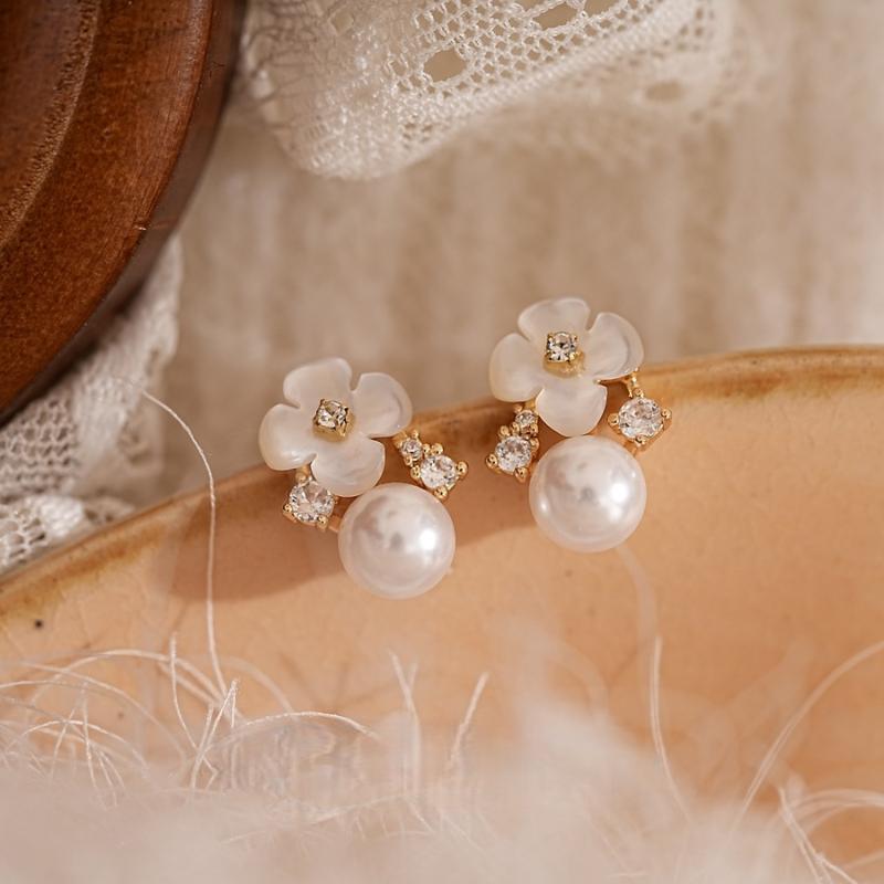 Exquisite White Flower Stud Earrings For Women Small Imitation Pearl Earrings Wedding Party Elegant Jewelry Gift