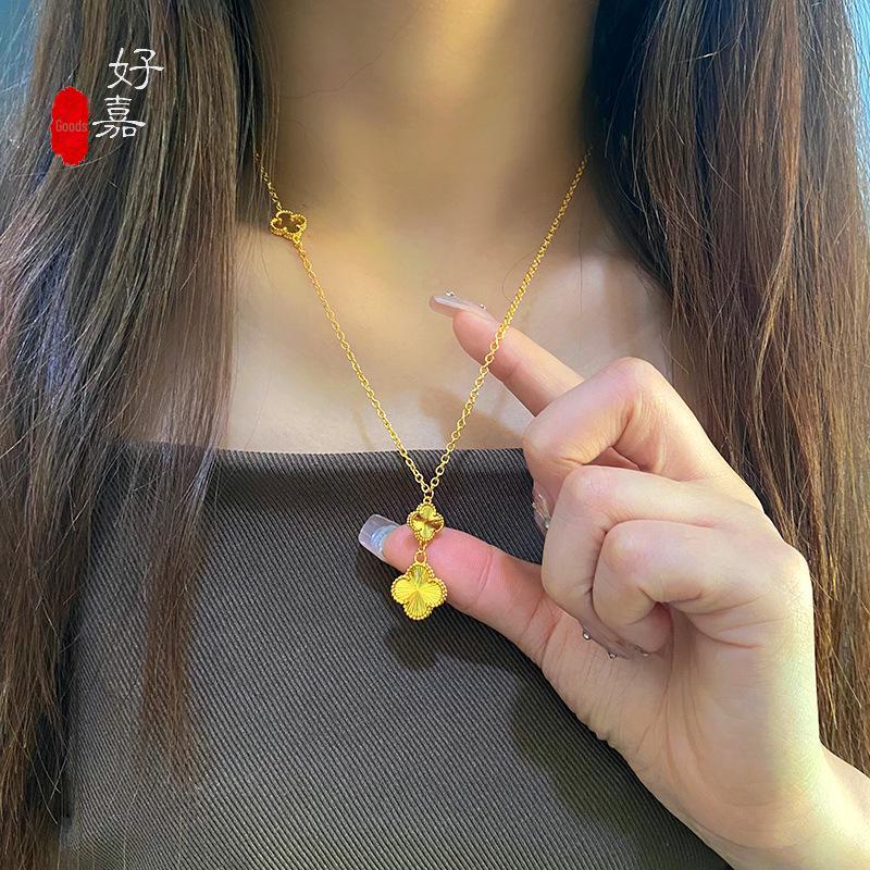 Pozłacany miedzią naszyjnik obojczykowy z czterolistną koniczyną - Elegancki trzykwiatowy design dla kobiet