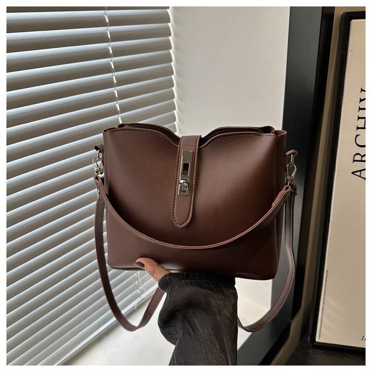 2025 New Fashion Trend Shoulder Messenger Bag Bag Large Capacity Women's Bag Casual Portable Bucket Bag