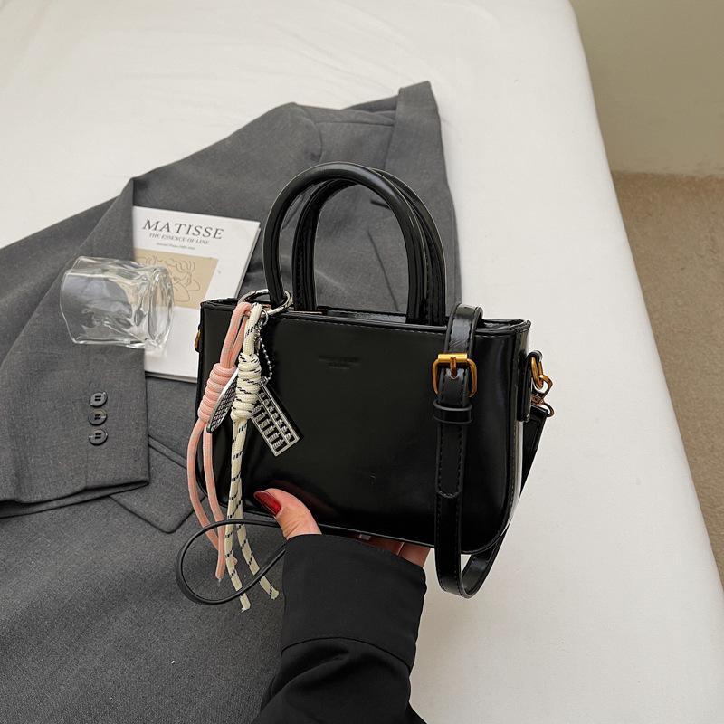 Retro Portable Red Bag Women's New Fashionable and Simple Small Square Bag Versatile Shoulder Messenger Bag