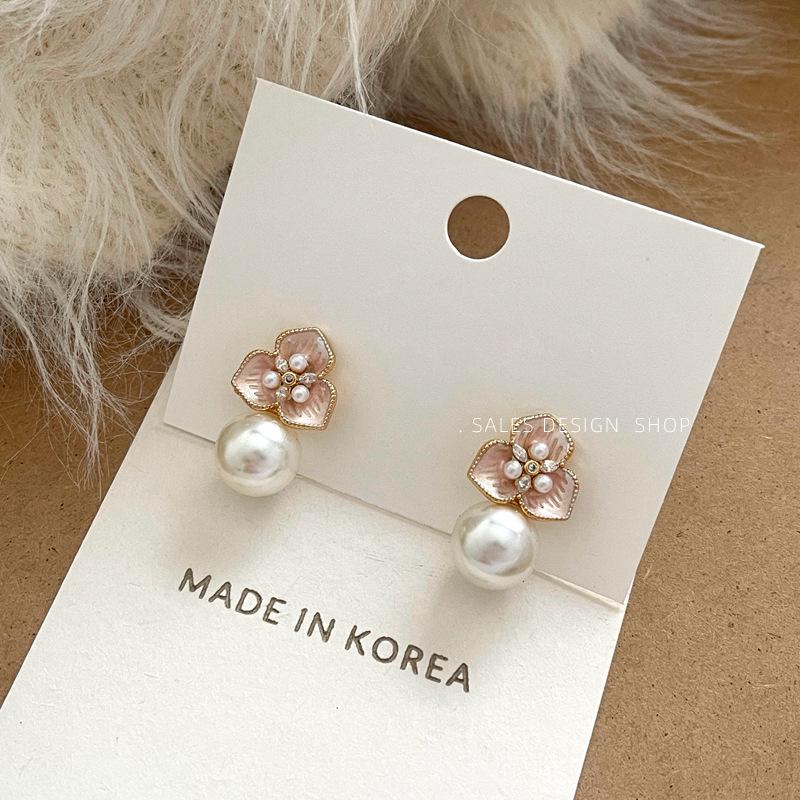

Exquisite Korean Dongdaemun Pearl & Flower Stud Earrings - Versatile, Fashionable & Luxurious