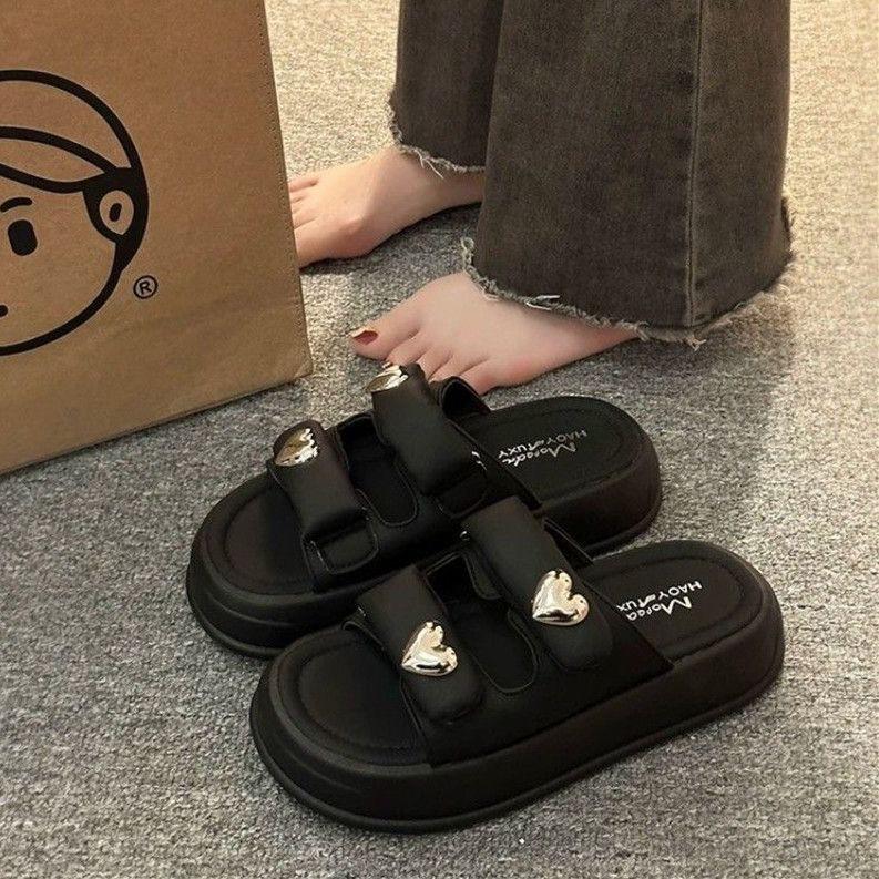 

Интернет знаменитости супер огненные тапочки женская летняя одежда 2024 новинка наступание на дерьмо чувство крест толстый низ усиливающий пляж одно слово крутые тапочки 37 чёрный