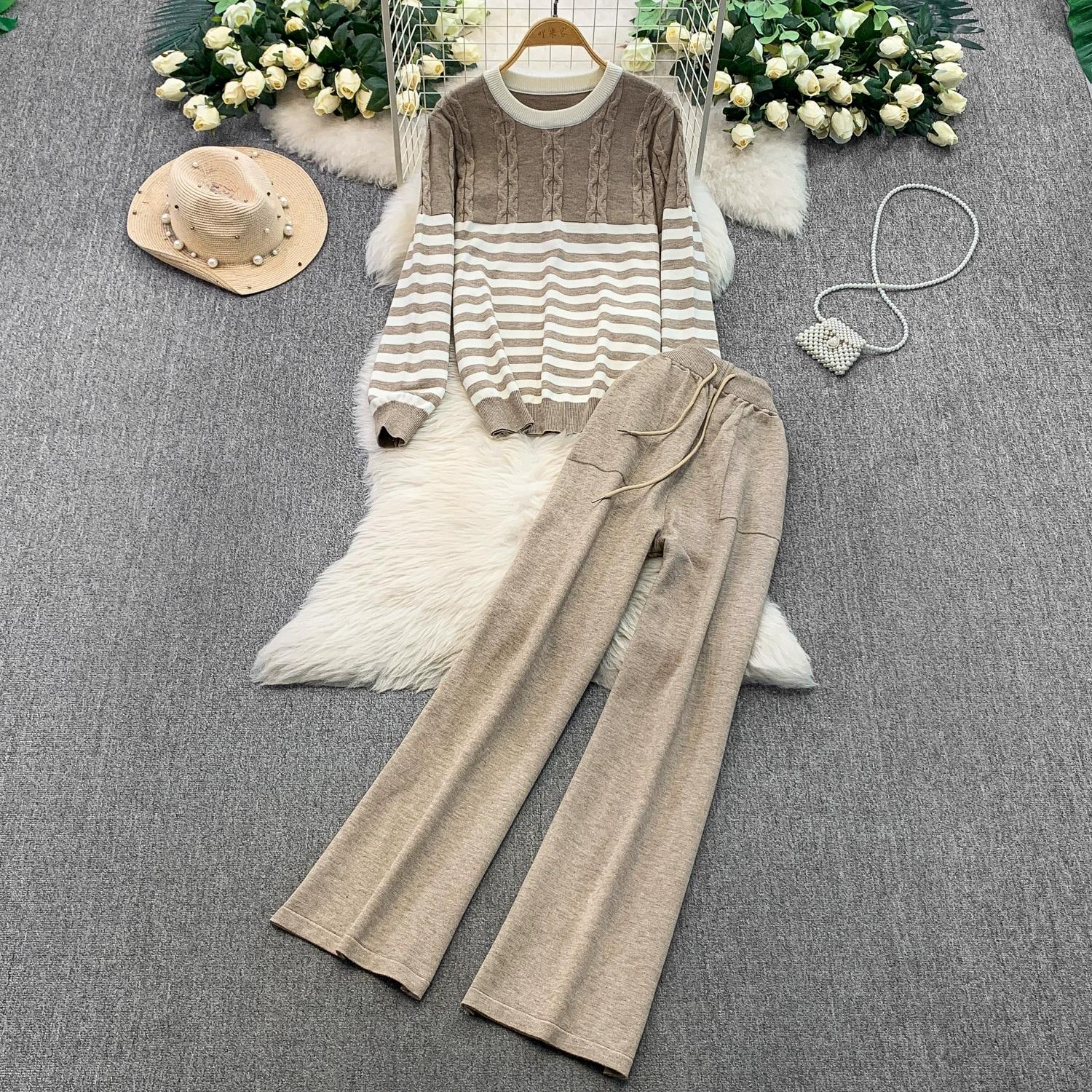 

Осінньо-зимовий жіночий повсякденний смугастий в язаний костюм-двійка з перекрутом: пуловер з круглим вирізом та широкі штани з кишенями One Size