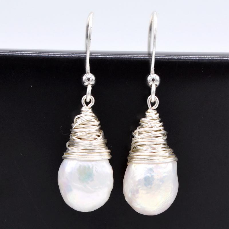 Malé ručně vyráběné náušnice Bílé přírodní barokní perlové náušnice Stříbrná nit Ruční výroba Jedinečné stříbrné náušnice Dámské náušnice