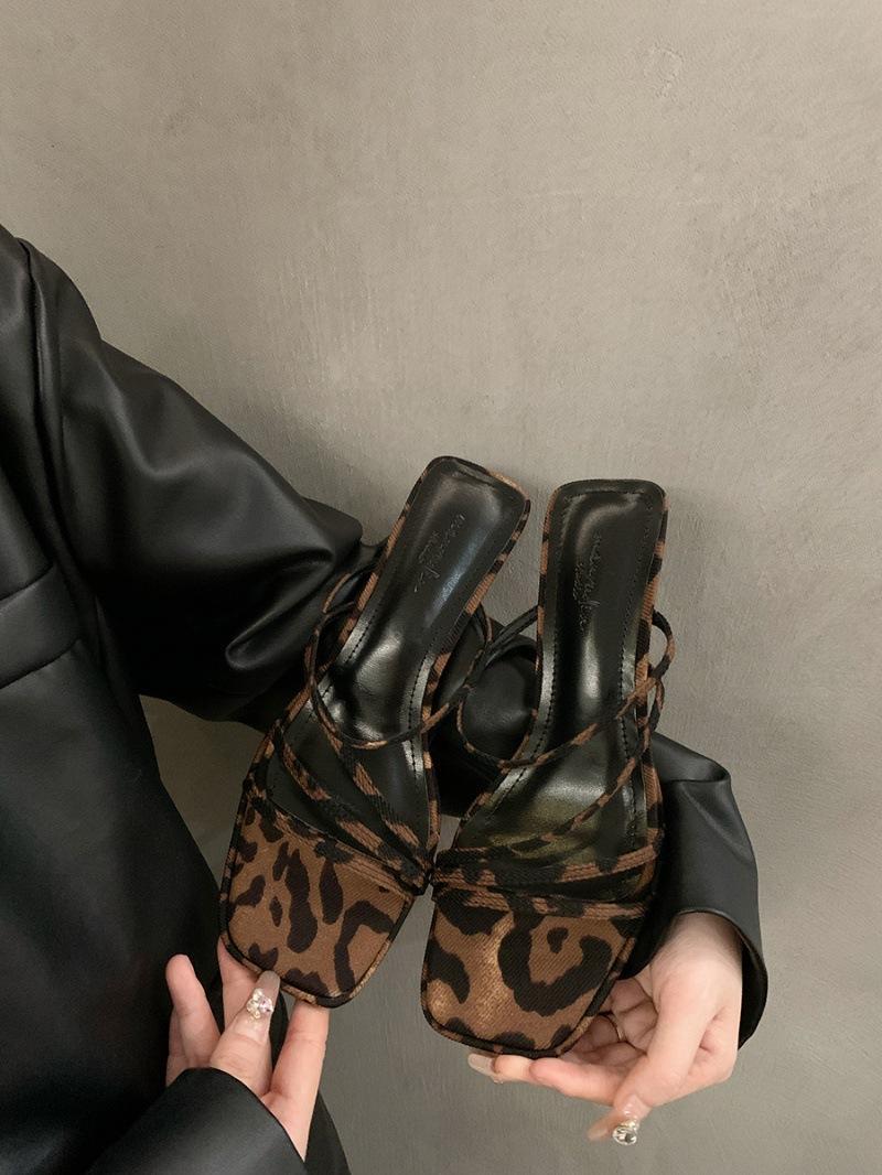 

Изящные каблуки темпераментные леопардовые туфли с одним словом сказочные туфли 2024 года новые летние нишевые французские потрясающие босоножки на высоком каблуке 35 цветной печати леопарда