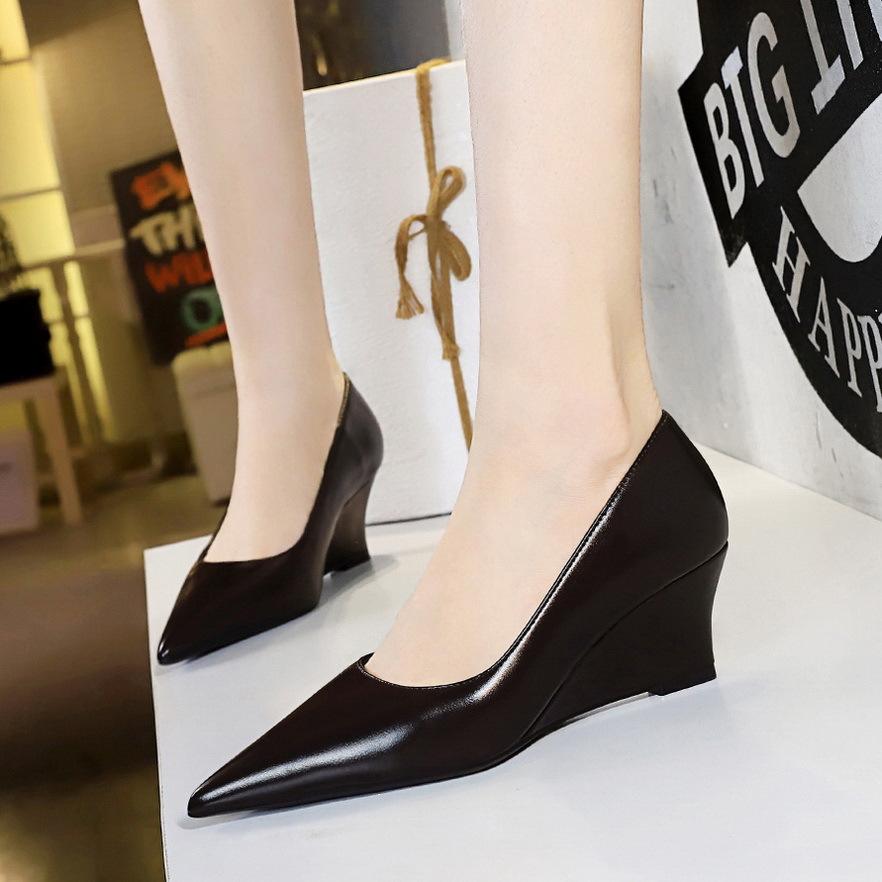 

6639-1 Ретро европейский и американский каблук с уклоном ветровой волны высокий каблук неглубокий рот острый педикюр тонкий банкетный женские туфли одинарные туфли женские с уклоном ветровой волны 35 светло-коричневого