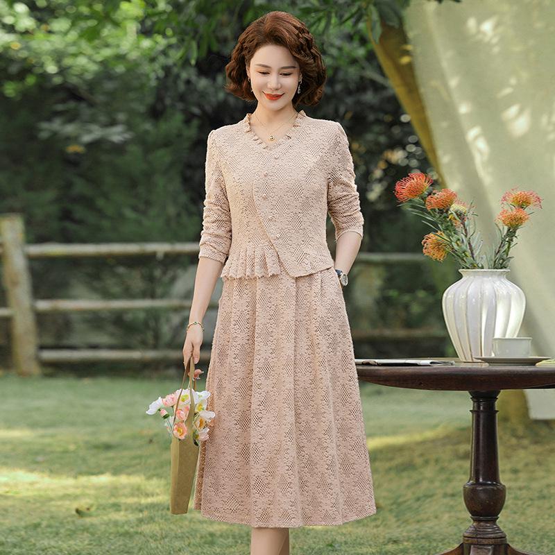 Elegantní a osvěžující krajkové šaty pro ženy středního věku