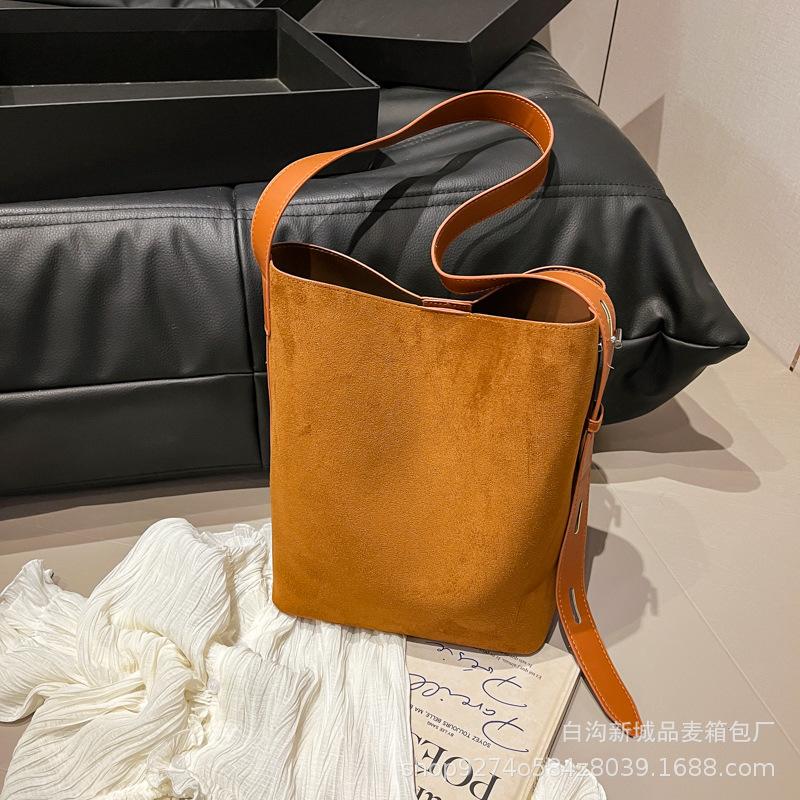 

High sense fashion retro big bag women s 2025 new large capacity suede matte shoulder crossbody bucket bag коричневий
