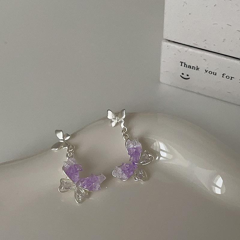 

Серьги-гвоздики в виде бабочки из матового металла с фиолетовым цирконием и кристаллами, женские, нишевые, индивидуальные, универсальные, темпераментные, модные серьги