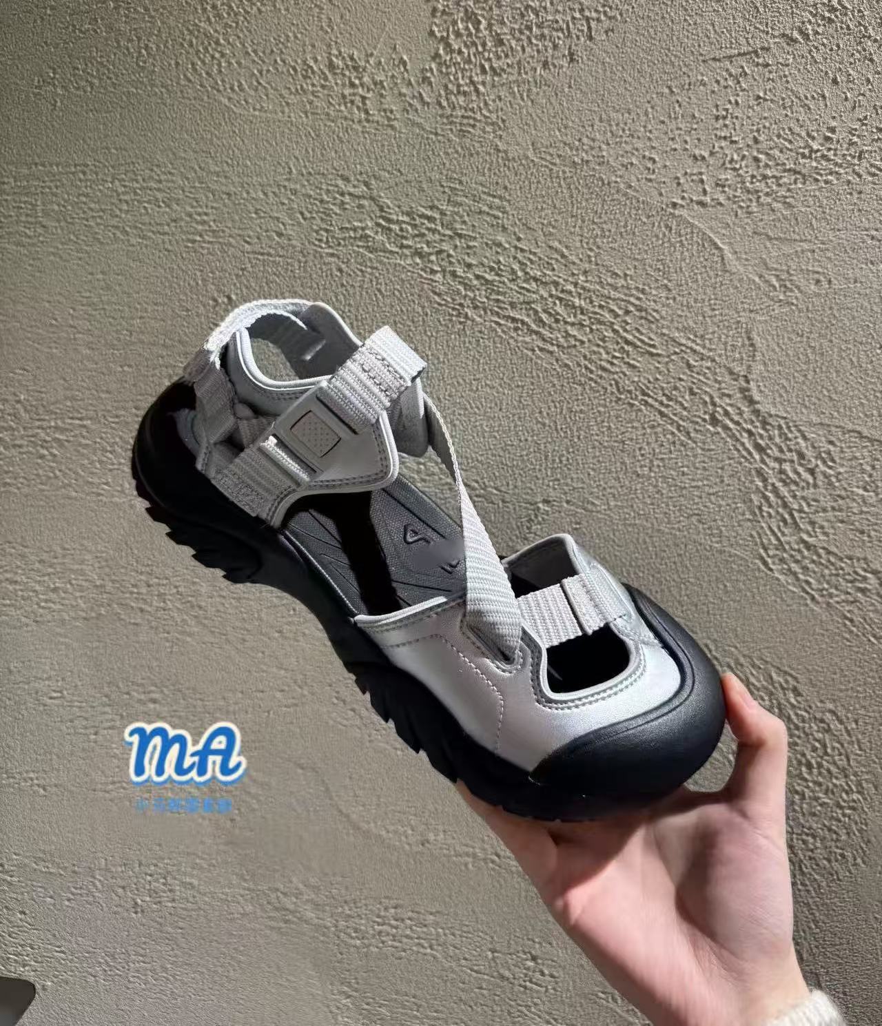 

2025 Хан Сохи та же новая корейская версия уличные сандалии повседневная обувь пляжные сандалии нескользящие и износостойкие спортивная обувь 40 серебряный