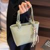 2025 popular new niche simple wind hand carrying bucket bag Korean version casual versatile commuter fashion messenger bag women
