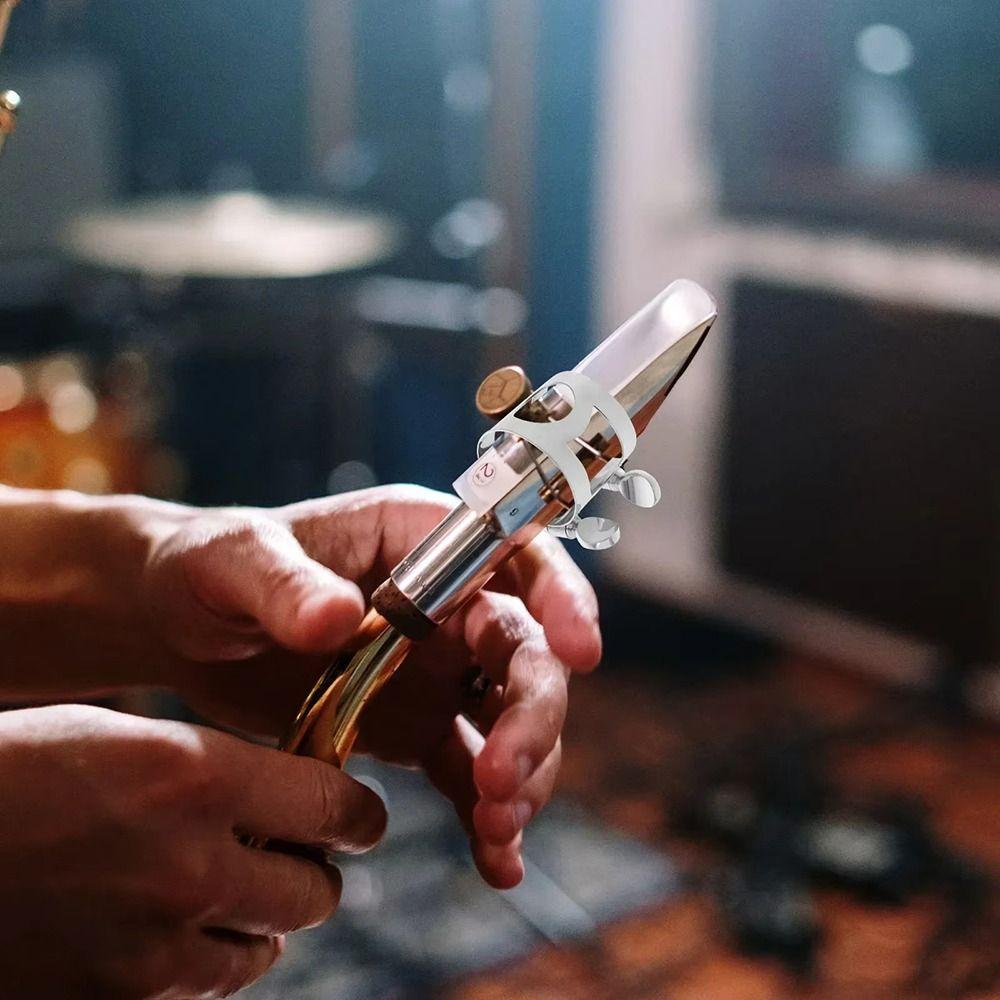 1 ks s nastavitelným šroubem Klip na náústek saxofonu Pro altový/subaltový/sopránový saxofon Saxofon