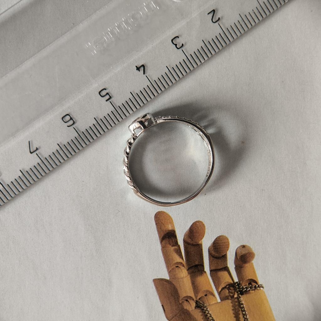 Серебряное кольцо с фианитами, вес изделия 1,96 гр (2197768)