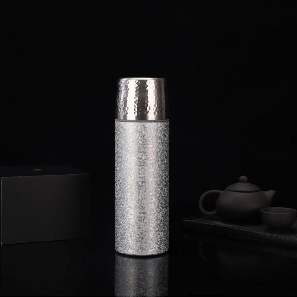 Neue Luxus-Isolierbecher aus reinem Titan mit Trennung von Tee und Wasser, gehämmertem Deckel, thermale Teetasse, High-End-Geschenkset für Zuhause & Geschäft