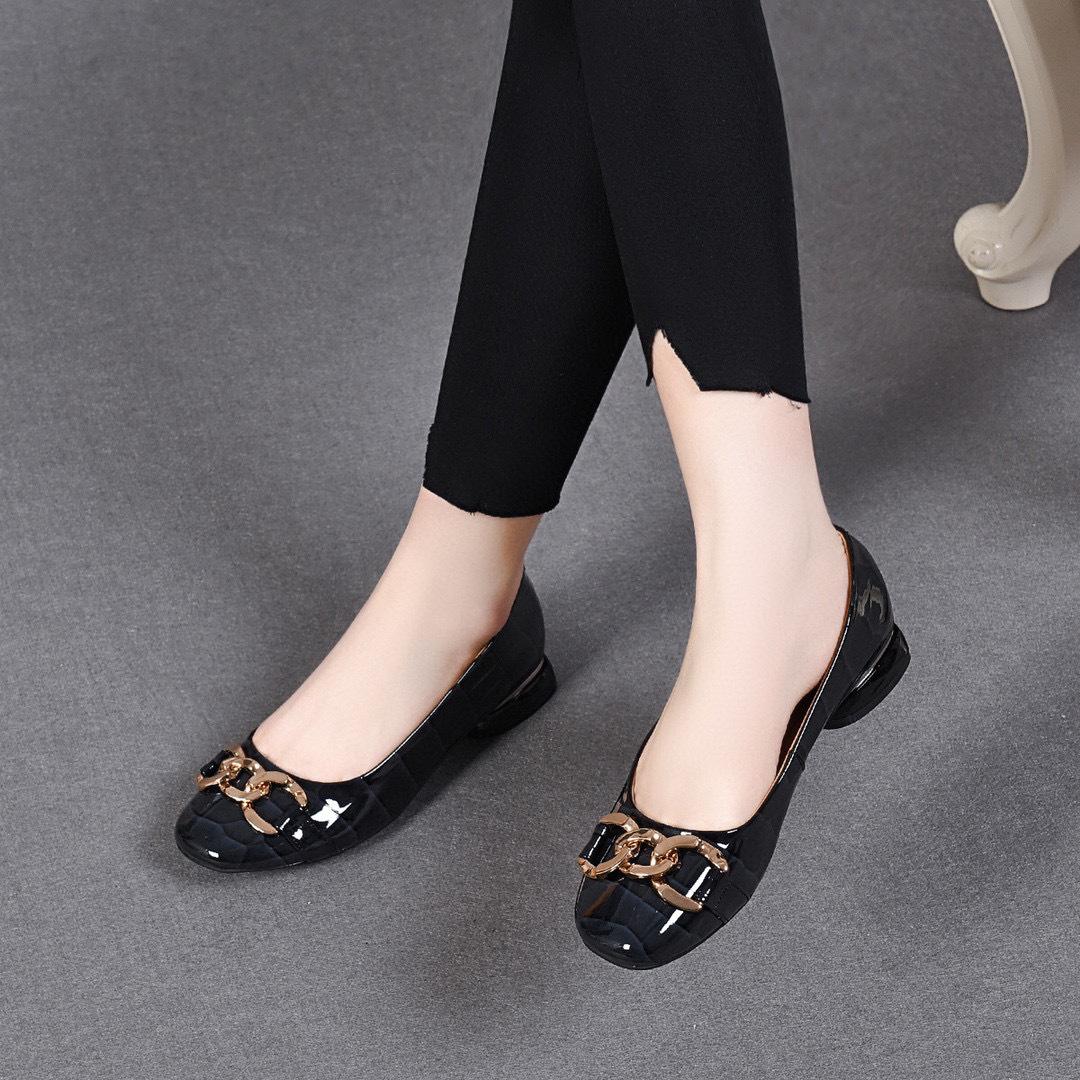 

Round head shallow mouth flat bottom women s spring new metal buckle cow patent leather low heel comfortable small single shoes 35 чорний