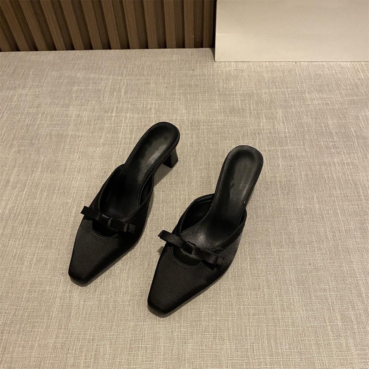 

Корейская версия атласных тапочек с бантом из одного слова и толстым каблуком, летняя новинка 2025 года, полые полупрозрачные тапочки, классная верхняя одежда 39 чёрный