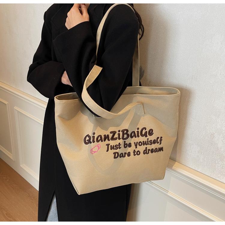 2024 autumn and winter new bag women's large-capacity handbag portable gift bag commute to school to work simple and fashionable