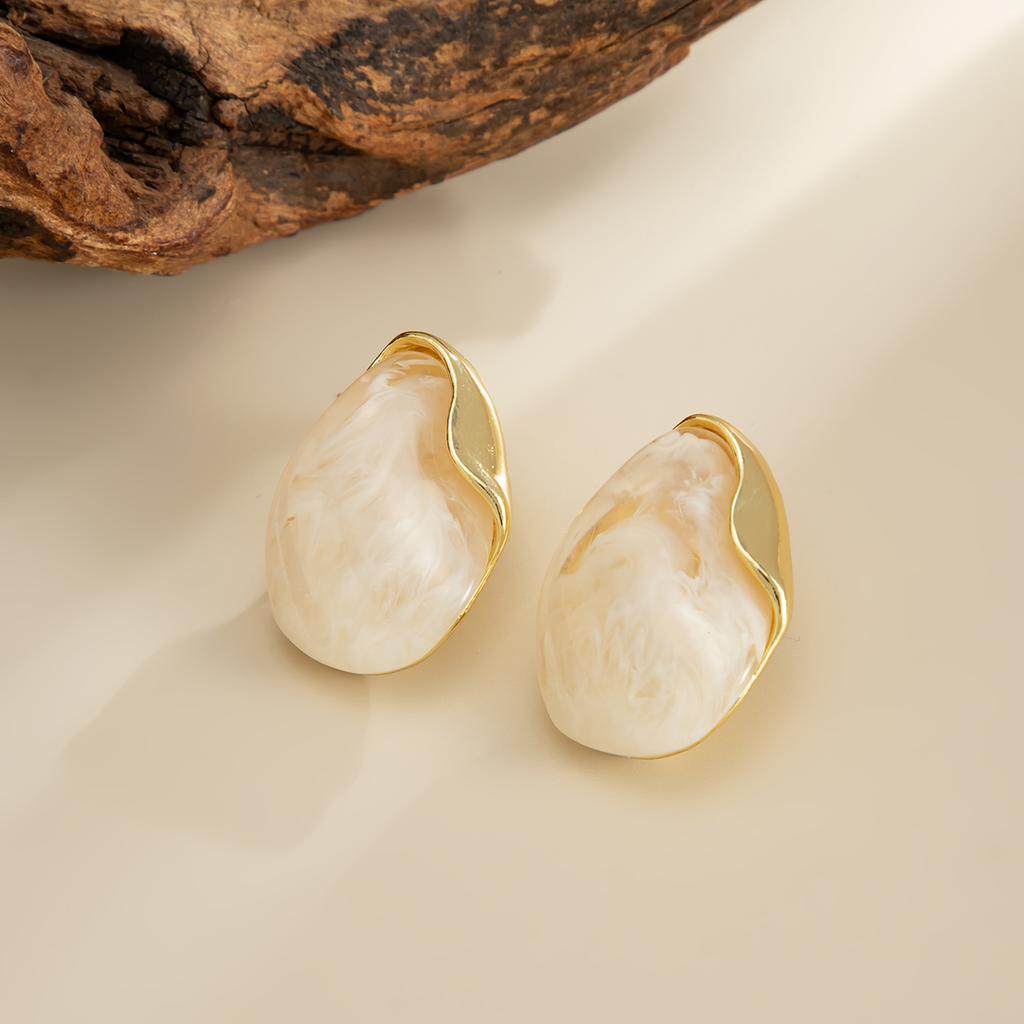 Ingemark Elegant Irregular White Resin Stud Earrings Women 2026 New Trendy Geometry Metal Piercing Earrings Party Jewelry Gift