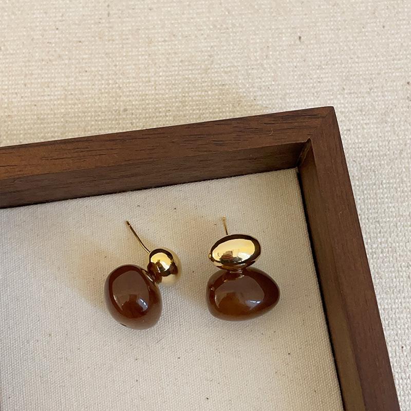 Exquisite Maelard Brown Resin Stud Earrings for Women: High-End, Fashionable, and Versatile Autumn/Winter Ear Accessories