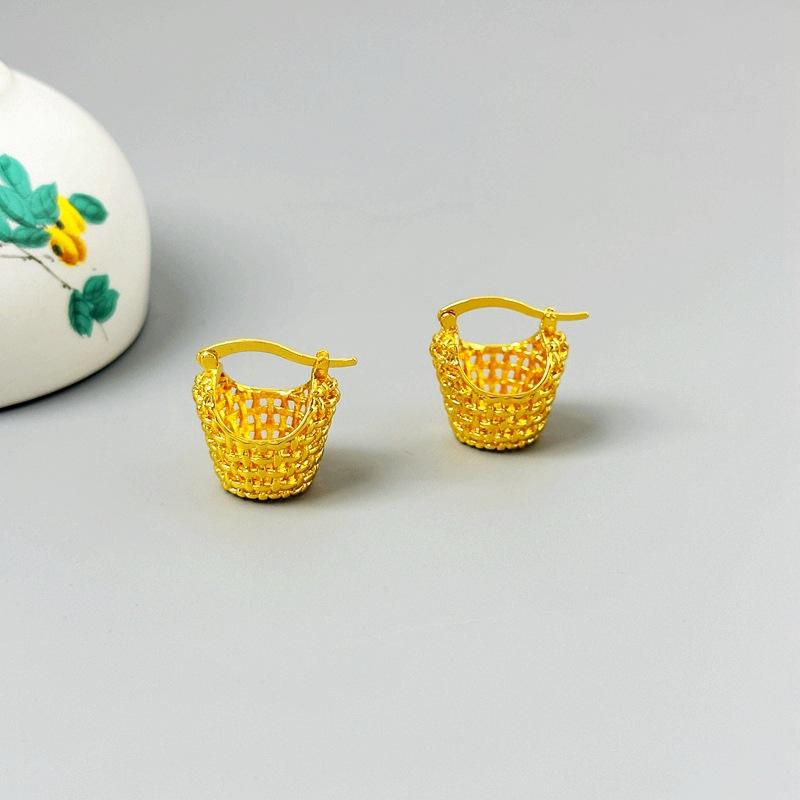Manufacturer S Supply Is Fashionable, Simple And Cold, Retro Woven Basket, Ear Buckle Hollow Geometric Women S Earrings Are In Stock. золотой