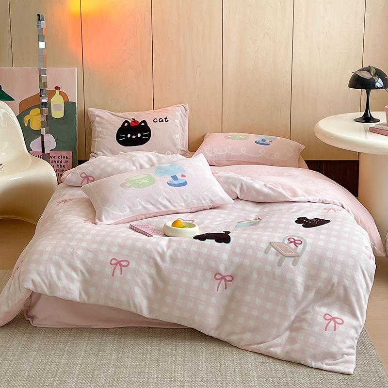 Thickened Milk Fleece Girl Heart Mengmeng Kitten Bed Four-Piece Set Coral Fleece 1.5 Meters