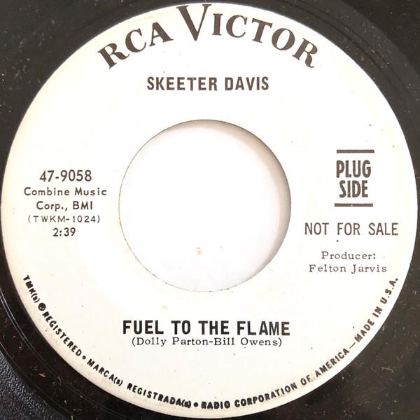 

7inch Record SKEETER DAVIS Fuel To The Flame 479058PROMO RCA VICTOR 1967 US CountryFolk Used