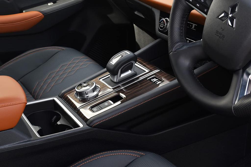 SecondStage Mitsubishi Outlander GN0W OUTLANDER Shift Panel Ebony Style B027BCW