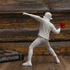 1 Stück Harz Banksy Skulpturen Blumenwerfer Statue Bomber Heimdekoration Schreibtischzubehör Sammlerfigur Dekorative Inter