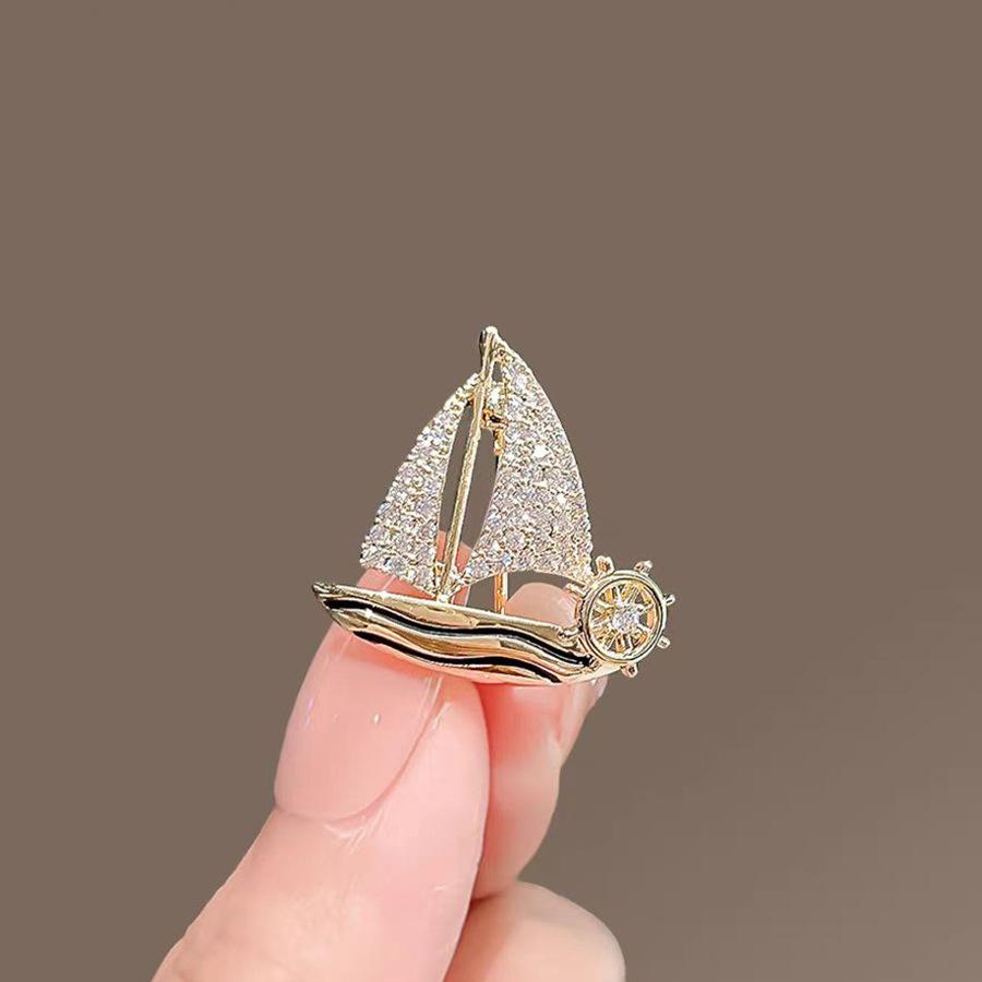 A Small Sailboat Brooch with A High-end Niche and Upscale Feel A Smooth Sailing Pin with Anti-glare Clasp