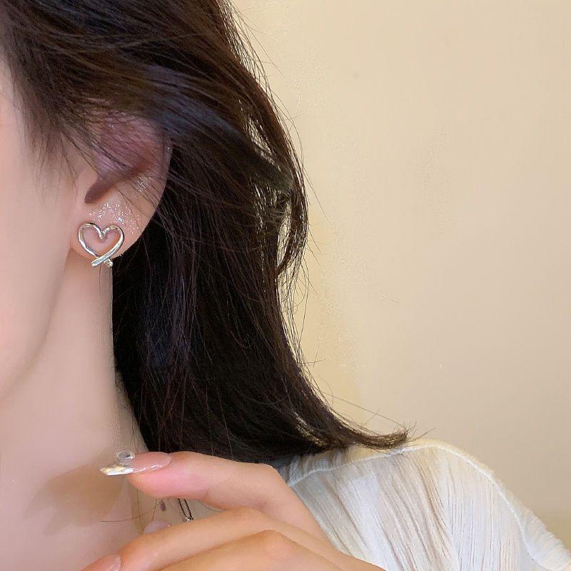 Simple Cute Sweet Heart Shaped Clamping Earrings For Women'S Fashion Heart Shaped Round Perforated Earrings Jewelry