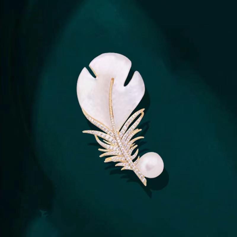 Fashion Crystal Shell Feather Brooch Pins For Women Luxury White Pearl Gold Color Party Wedding Gifts Clothing Accessories