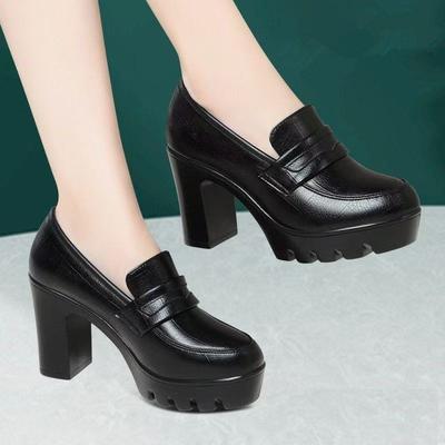 Mittelalterliche und ältere Cheongsam-Model-Laufstegschuhe wasserdichter Tisch 8cm großer dicker Absatz High Heels Damenschuhe dicke Sohle weiches Leder runde Zehenkappe