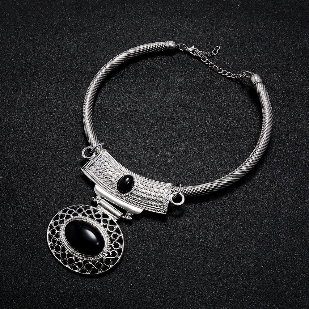 Retro Alloy Choker Necklace With Hollow Oval Pendant For Women Wear Summer