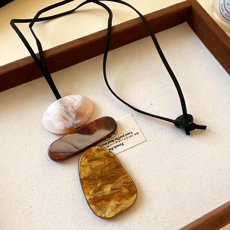 Simple Geometric Resin Rendered Leather Rope Necklace Autumn and Winter Retro Premium Sweater Chain