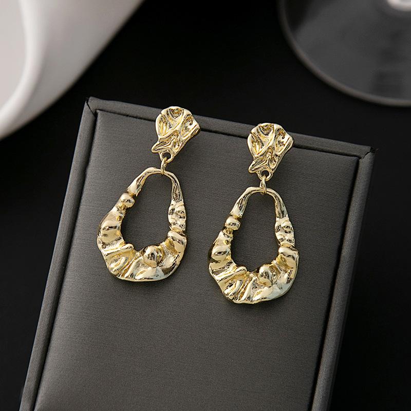 Simple And Cold Wind Wrinkled High-End Earrings, Niche Design Irregular Earrings, Retro Light Luxury Earrings.