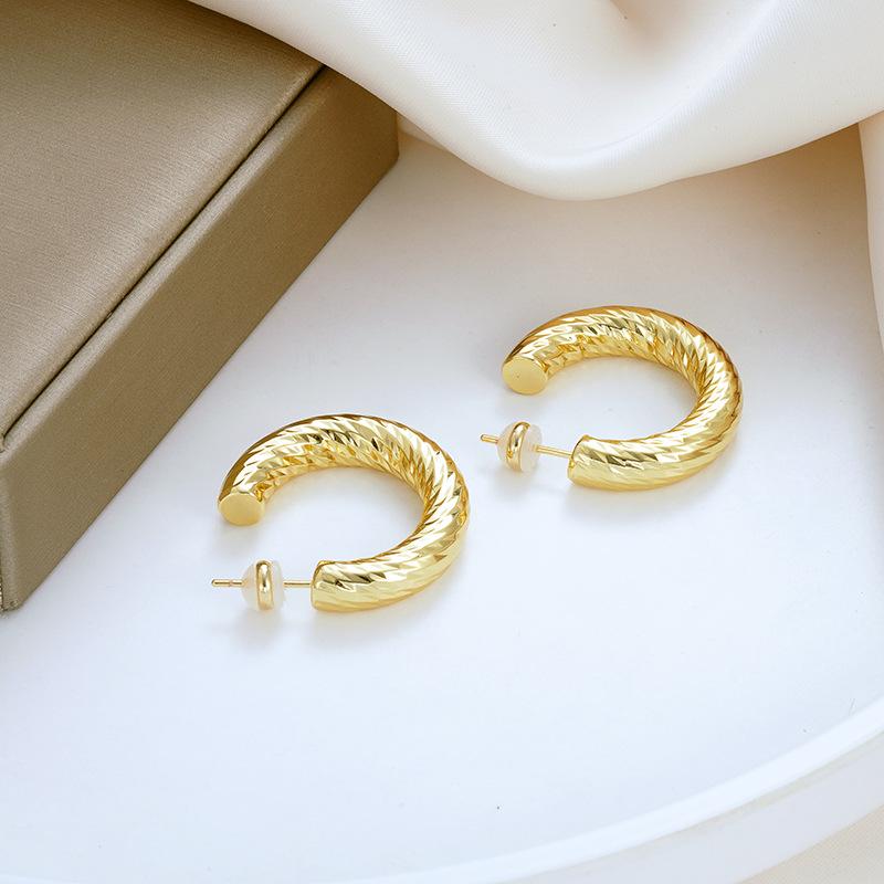 Women's Versatile Geometric Twist Copper Earrings - Fashionable, Non-Fading Brass Design for Everyday Wear
