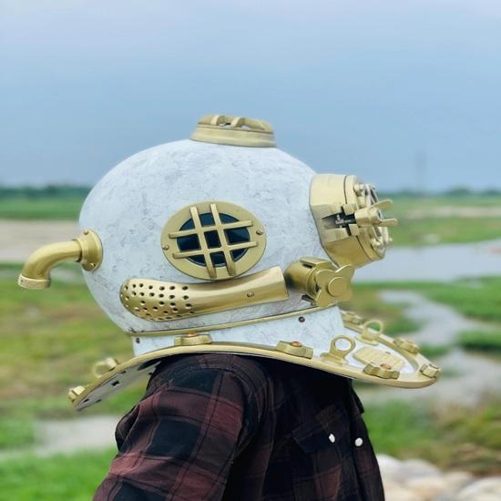 45.72 cm White Diving Helmet Mark V US Navy Diving Divers Helmet with Wooden Base Nautical Maritime Decor Best Gift