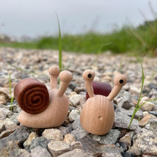 Wooden Snail Figurine, Hand-Carved Desktop Ornament, Natural Solid Wood Cute Snail Sculpture, Stress Relief Micro Landscape Decoration Gift for Home