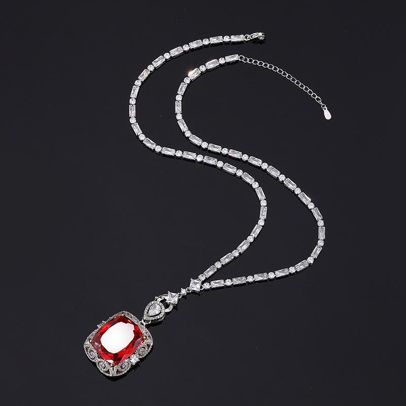 

Ювелирные изделия Медное основание Позолоченная Имитация Оранжево-красный Циркон Роскошная Инкрустация Легкая Роскошь Квадрат 20 * 23 Подвеска Ожерелье