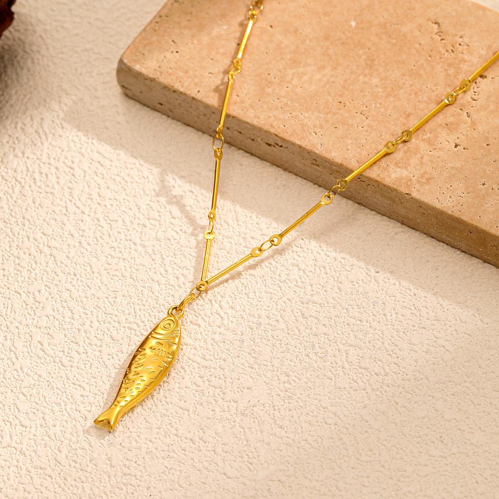 Small fish pendant gold stainless steel collarbone chain high-end light luxury niche personality titanium steel necklace