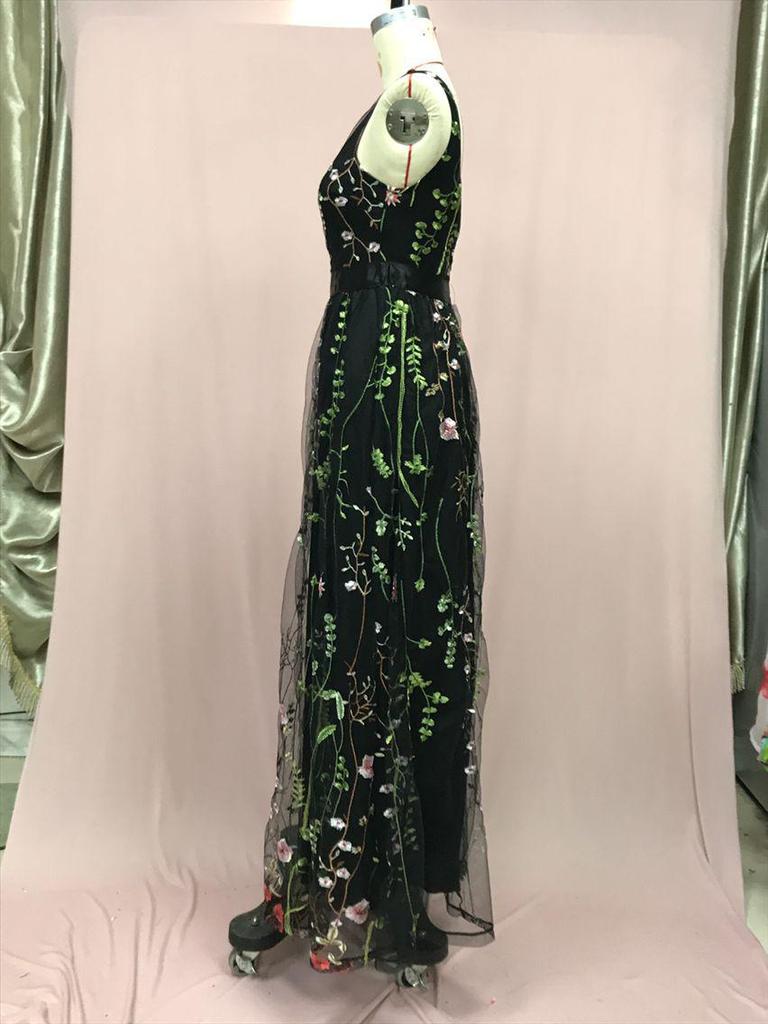 Sexy Deep V Sleeveless Embroidered Ball Gown with Slim Backless Design
