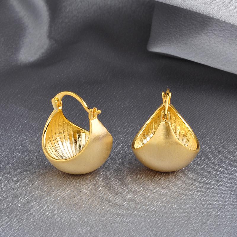 2026 Minimalist Geometric Metal Hoop Earrings European Sculptural Textured Gold Plated Ear Buckles for Women