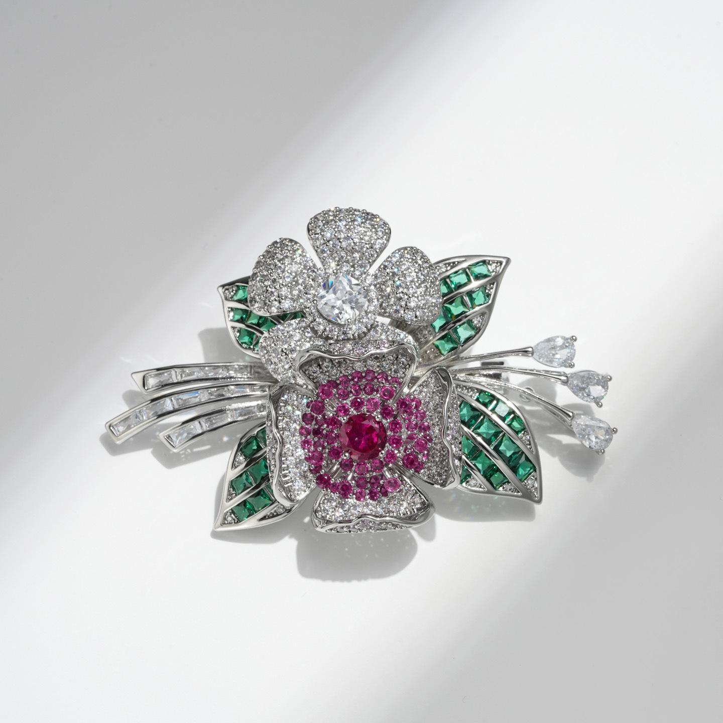 Elegant Zircon Four-Leaf Clover Brooch: High-Quality Fashionable Pin for Women